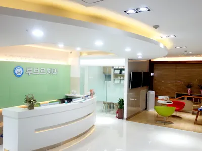 루브르치과의원 — 업체가 네이버 플레이스에 올린 사진 1