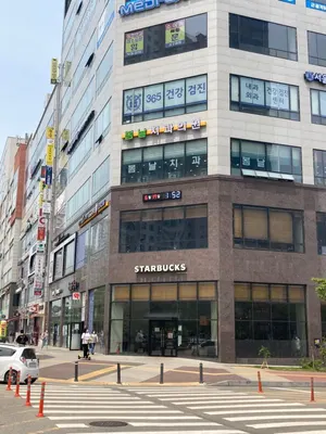 봄날치과의원 — 업체가 네이버 플레이스에 올린 사진 1