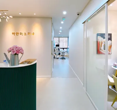 하얀미소치과의원 — 업체가 네이버 플레이스에 올린 사진 1